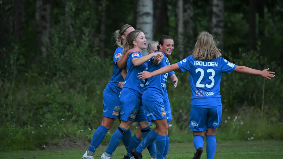 Maddie Berthoud jublar och kramas om efter ett av sina två mål.