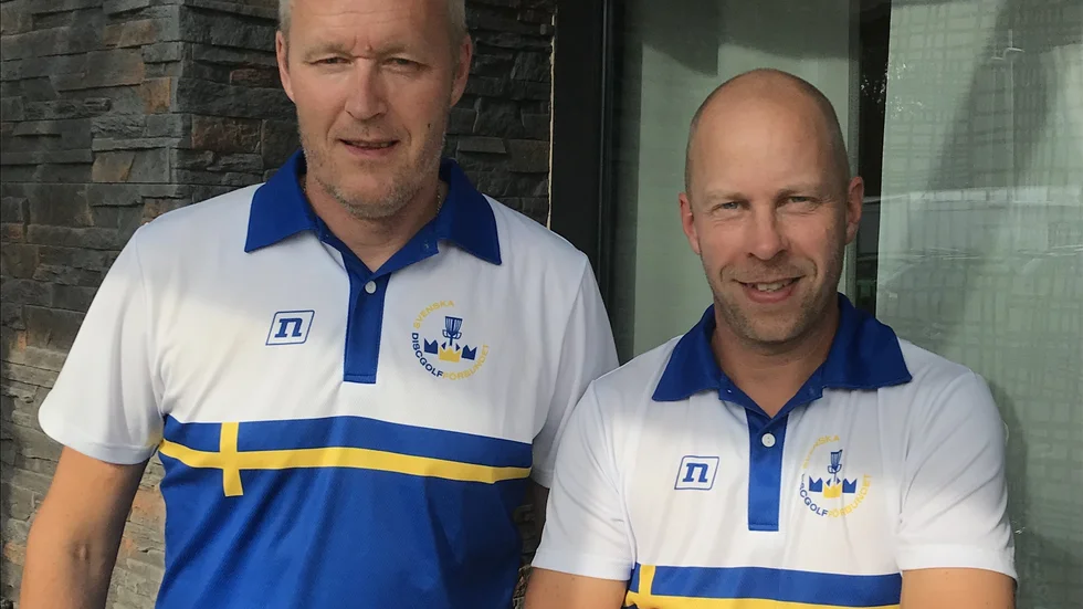 Jonas Hälleblad (t.v)  ligger i ledning i discgolf-EM. Klubbkamraten Anders Swärd (t.h) ligger tvåa i sin klass – bara ett kast bakom ledande Ville Piippo från Finland.