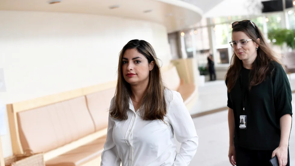 "Att ens antyda att Nooshi Dadgostar skall av systerlig gemenskap göra avkall på genuina vänsterpartikrav är en grov förolämpning av allt vad feminism står för" skriver insändarskribenten.