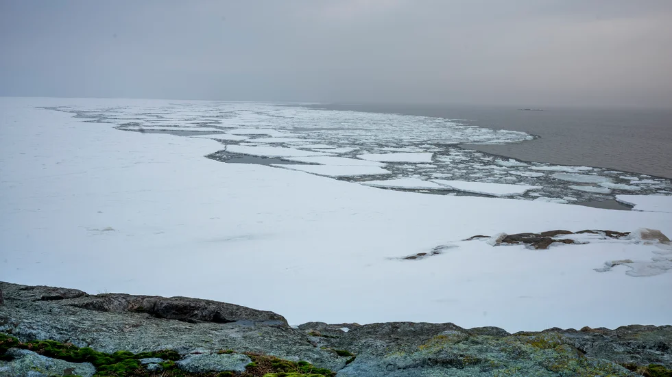 Utanför Småskär är det nu öppet vatten men det går fortfarande att ta sig till de yttre öarna via skoterleder.