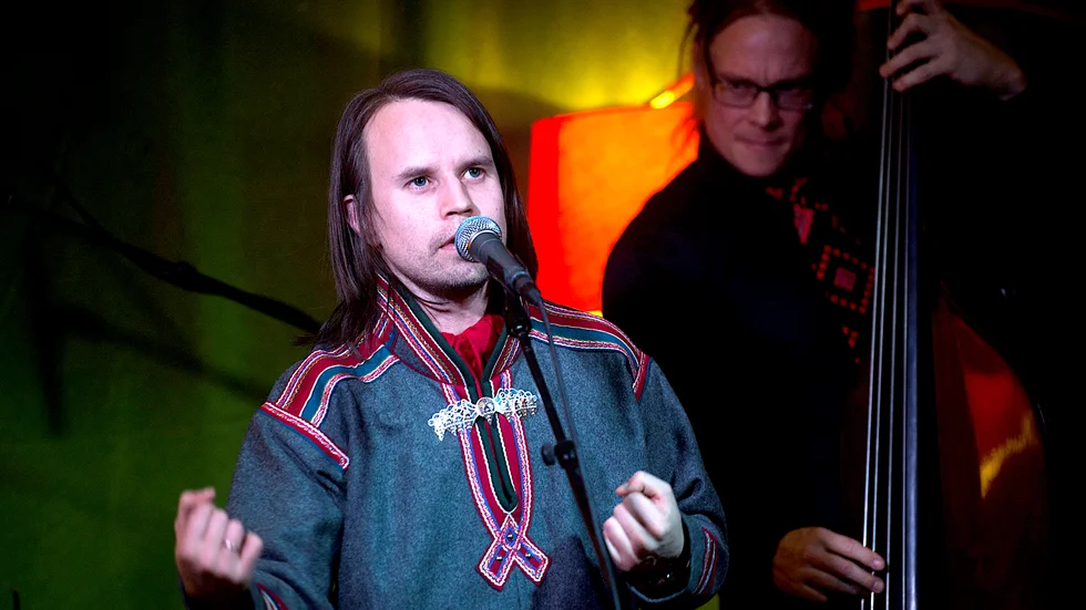 Simon Issát Marainen uppträder med och utan kompband.