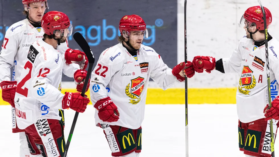 Almtunas lagkapten Emil Berglund (22) är en av spelarna som har kontrakt även över nästa säsong. Jesper Norbäck, längst till vänster, en annan.