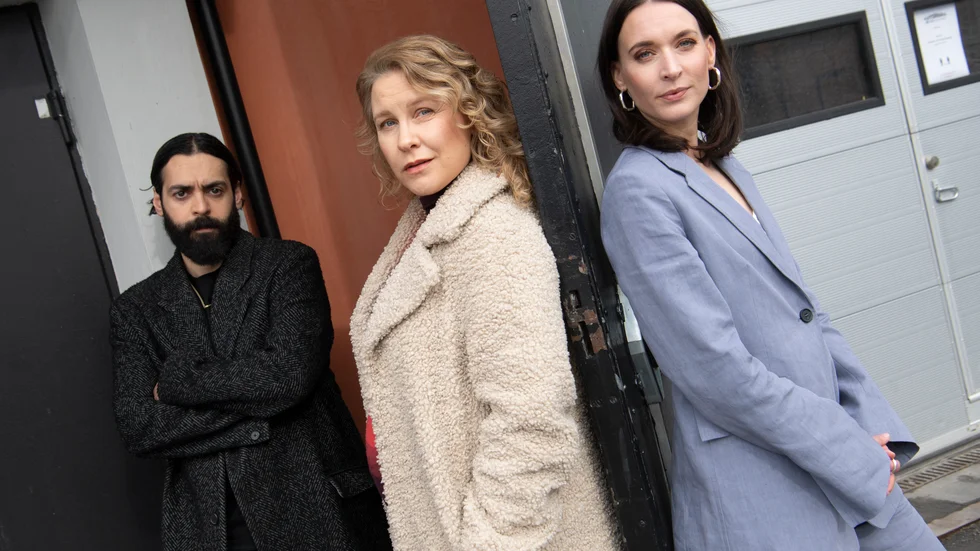 Skådespelarna Ardalan Esmaili, Eva Melander och Josefin Asplund i "Snöänglar".