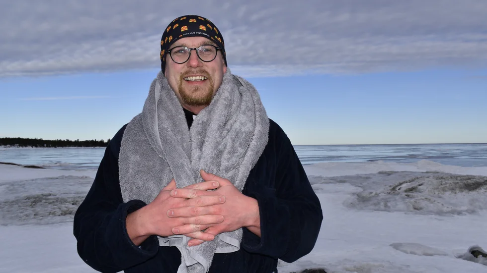 Kyrkoherden Tom Randgard känner sig lite nervös inför badet. ”Det är ju inte första gången jag isbadar, men det är alltid lite nervöst”, säger han.