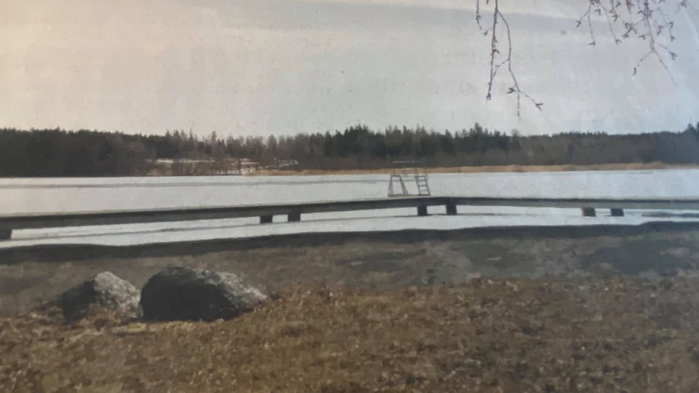 Kuriren för 10 år sedan: Vattnet i Djulösjön har sjunkit så mycket att isen hänger på bryggorna, flera decimeter ovanför vattenytan.

