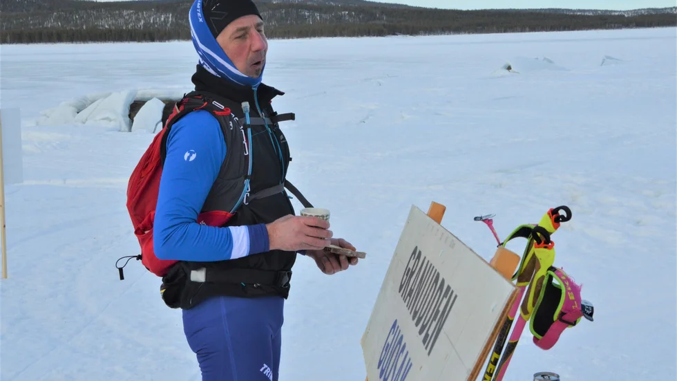 Roine Åström valde att köra Nordenskiöldsloppet en dag före tävlingen. Han fick kaffe och en macka vid Granudden med 67 kilometer kvar att åka. 