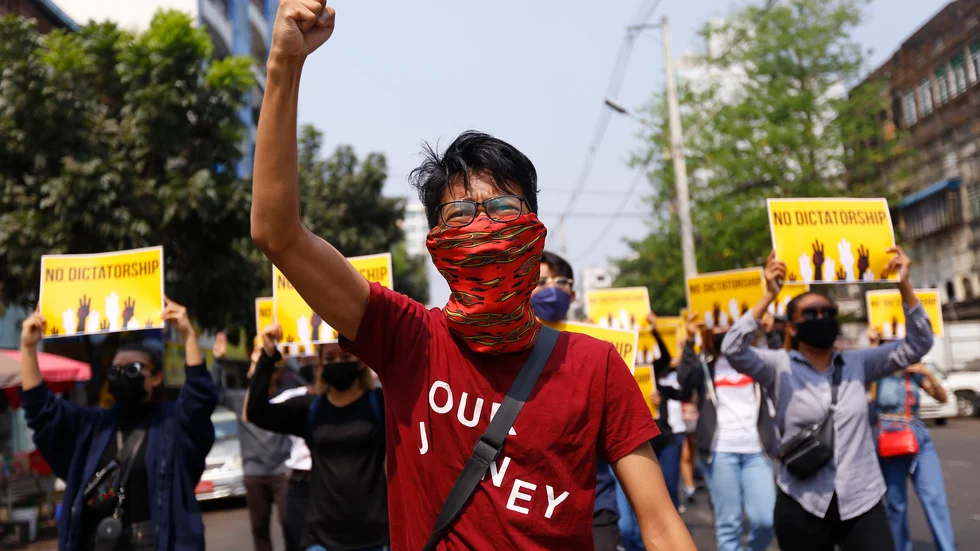 Demonstranter tågade i Rangoon (Yangon) under fredagen.
