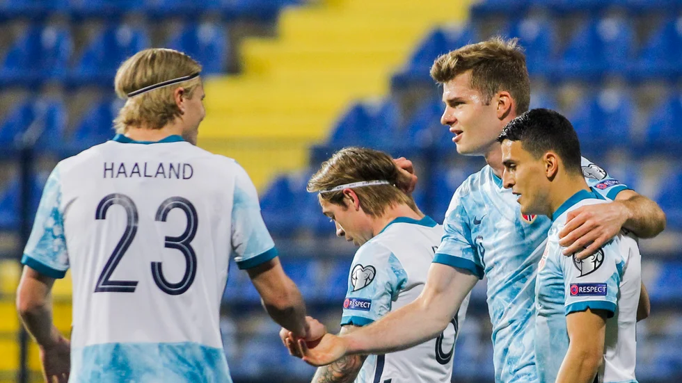 Alexander Sørloth, tvåa från höger, firar 1–0-målet i VM-kvalet borta mot Montenegro tillsammans med sina norska lagkamrater.