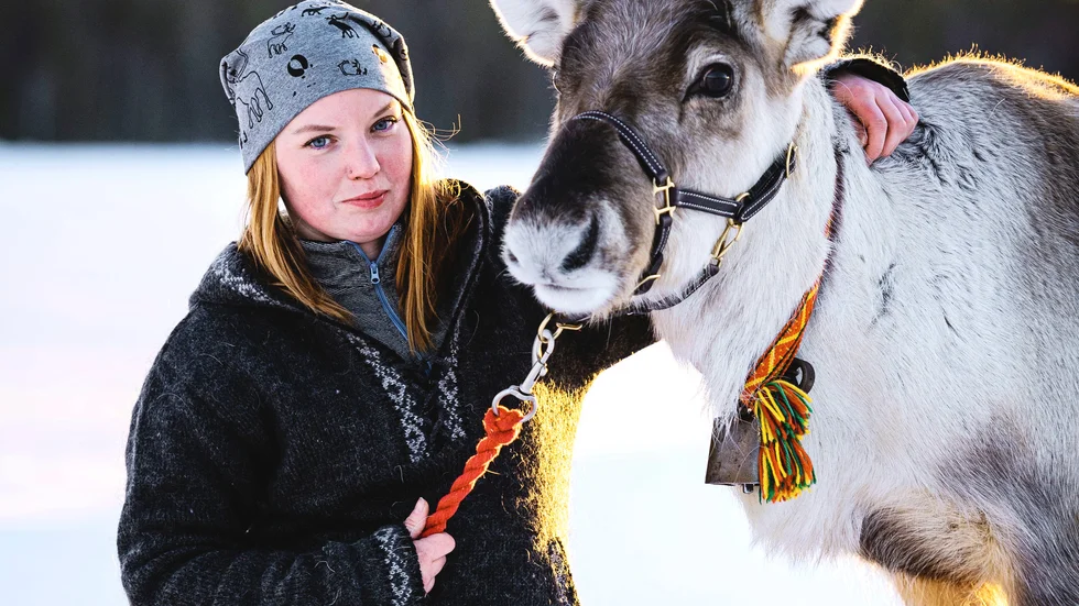 Sandra med hennes tama ren Elliot.