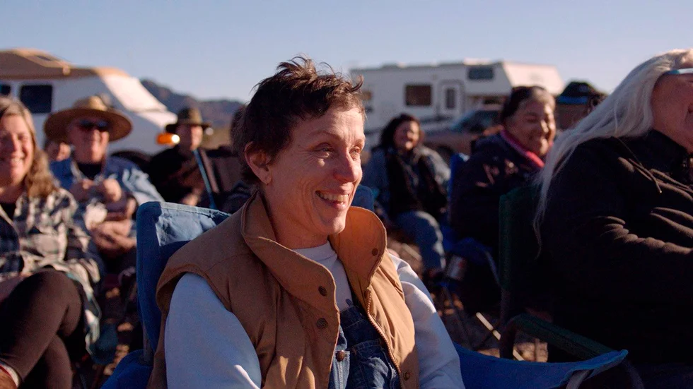 Frances McDormand spelar huvudrollen i "Nomadland", som i övrigt har många amatörer i birollerna. Pressbild.