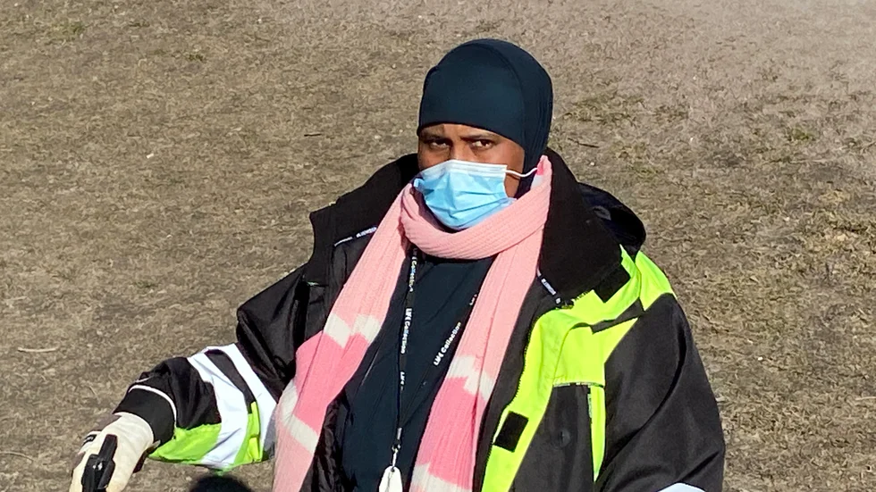Hawa Adem har jobbat i verksamheten i ett halvår. Hon tycker om att jobba ute och tillsammans med andra. 