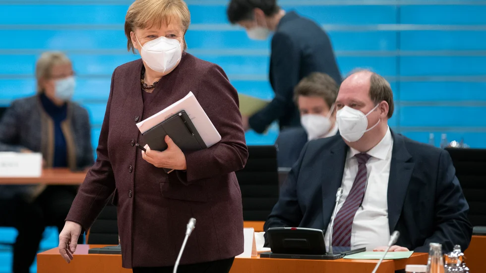 Tysklands förbundskansler Angela Merkels stabschef Helge Braun (till höger) varnar för tuffare tag mot ovaccinerade.