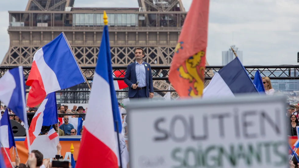 Det högernationalistiska partiet Patrioternas ledare Floriant Philippot talar inför demonstranter vid Place Trocadero i Paris.