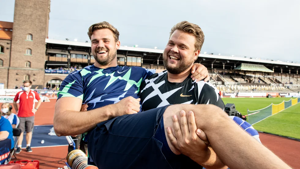 Simon Pettersson och Daniel Ståhl efter diskustävlingen på fjolårets Diamond League-gala. Arkivbild.