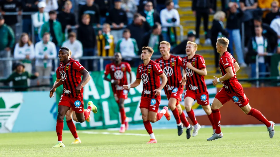 Östersundsspelare jublar efter att Patrick Kpozos 1–0-mål.