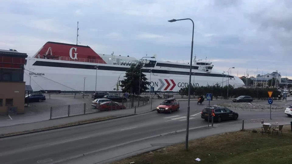 Flytta färjan, uppmanar insändarskribenten.
