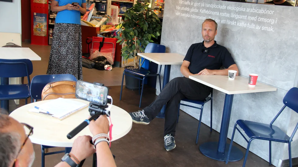 I 45 dagar besöker Småföretagarnas Riksförbund olika företagare runt om i landet. Under onsdagen fick Andreas Holm, vid Frendobutiken i Kisa, stå i rampljuset.