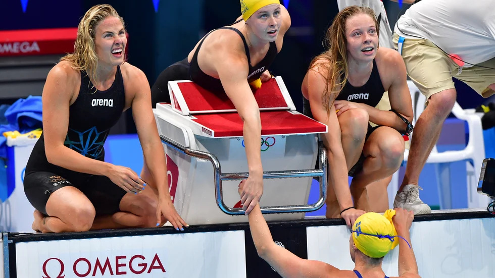 Michelle Coleman, till vänster, Sophie Hansson, Louise Hansson och Sarah Sjöström (i vattnet) konstaterar att det blev svenskt rekord, men ingen medalj i medleylagkappen.