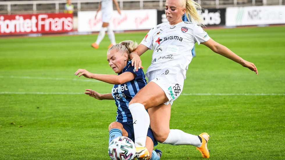 Gudrún Arnardóttir, till vänster, tacklar Rosengårds Sofie Svava under en match i damallsvenskan. Arkivbild.
