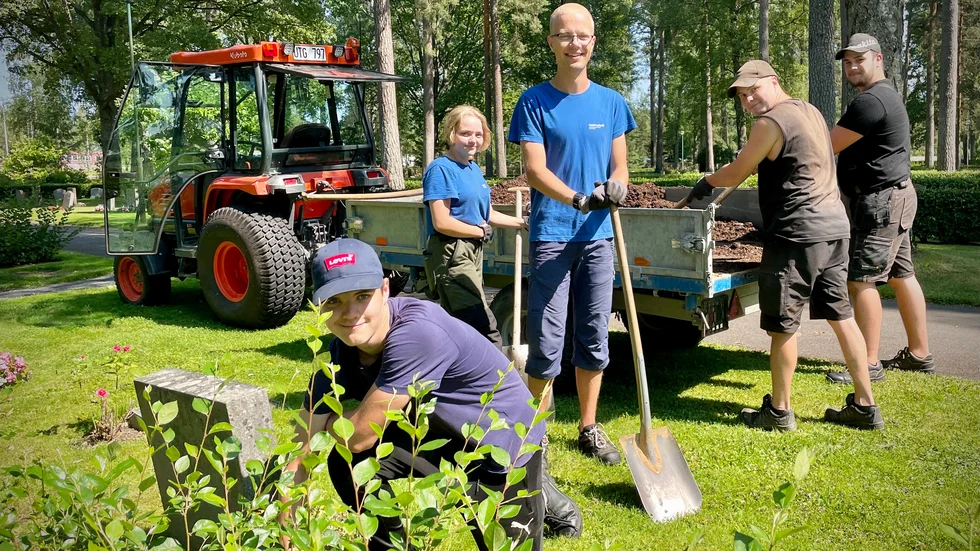 Teamet på Skogskyrkogården trivs i varandras sällskap. Från vänster: Felix Eriksson, Lisa Egertz, Martin Eriksson, Pontus Wikstrand och Mikael Tzoanidis. 