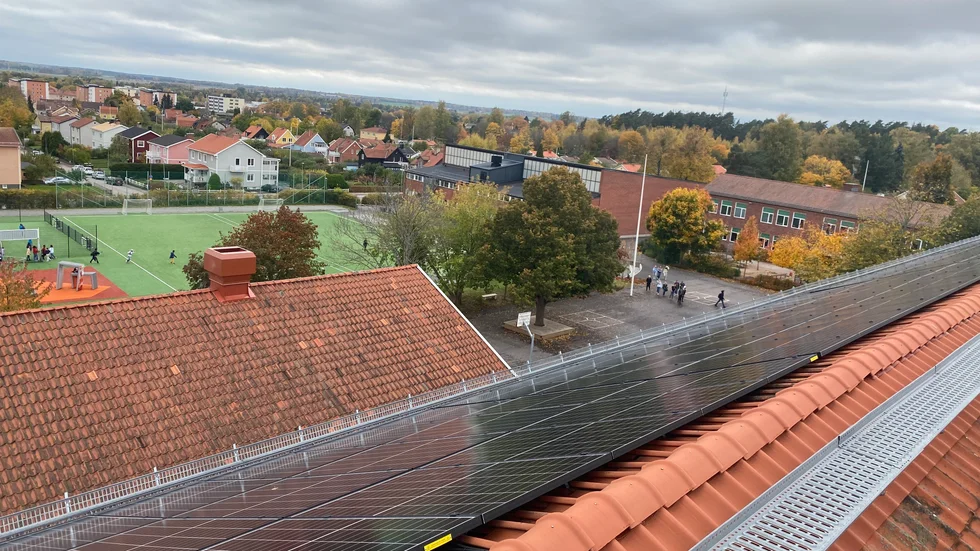 Solcellstaket beräknas stå för en sjättedel av den totala energianvändningen på S:t Iliansskolan.