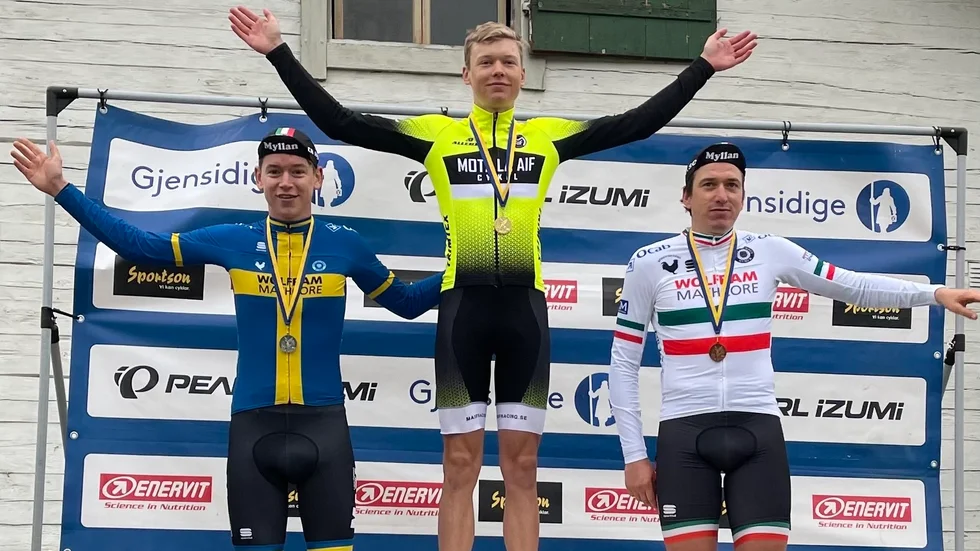 Motala AIF:s Jonathan Ahlsson vann avslutningstävlingen i Swecup, här på pallen ihop med Hymerduon Viktor Hillerström Rundh och Rasmus Mikiver. I cupen totalt blev det en Maiftrippel genom Hugo Forssell, Jacob Ahlsson och Jonathan Ahlsson.