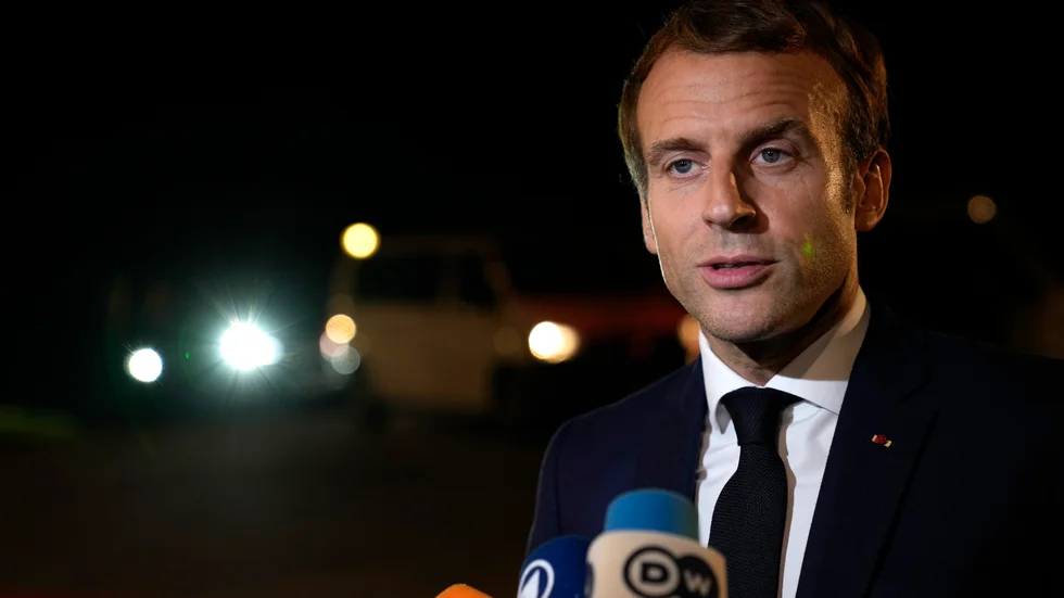 Frankrikes president Emmanuel Macron på väg in till tisdagskvällens EU-toppmöte i Slovenien.