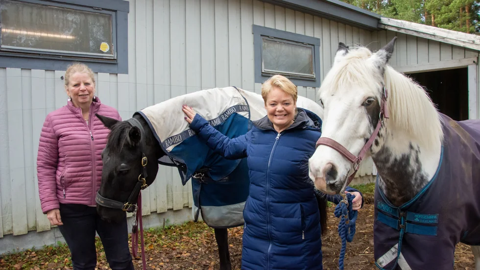 Jokkmokks kommunchef Monica Lundkvist visade upp kommunen för landshövdingen Lotta Finstorp. Det valde hon att göra på Vuollerims ridskola.