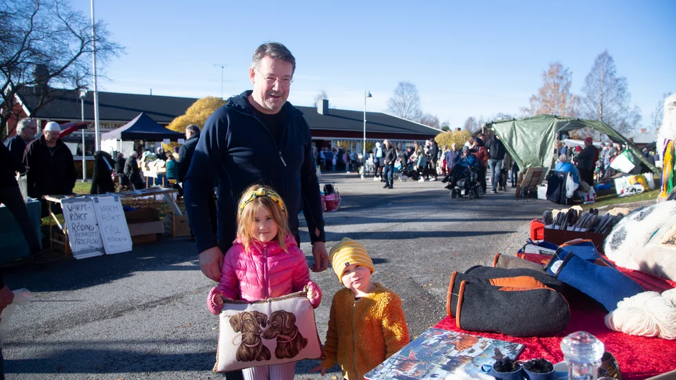Jan Berg tog med sig barnbarnen Julia och Sixten till höstmarknaden. "Vi har köpt en taxkudde". 