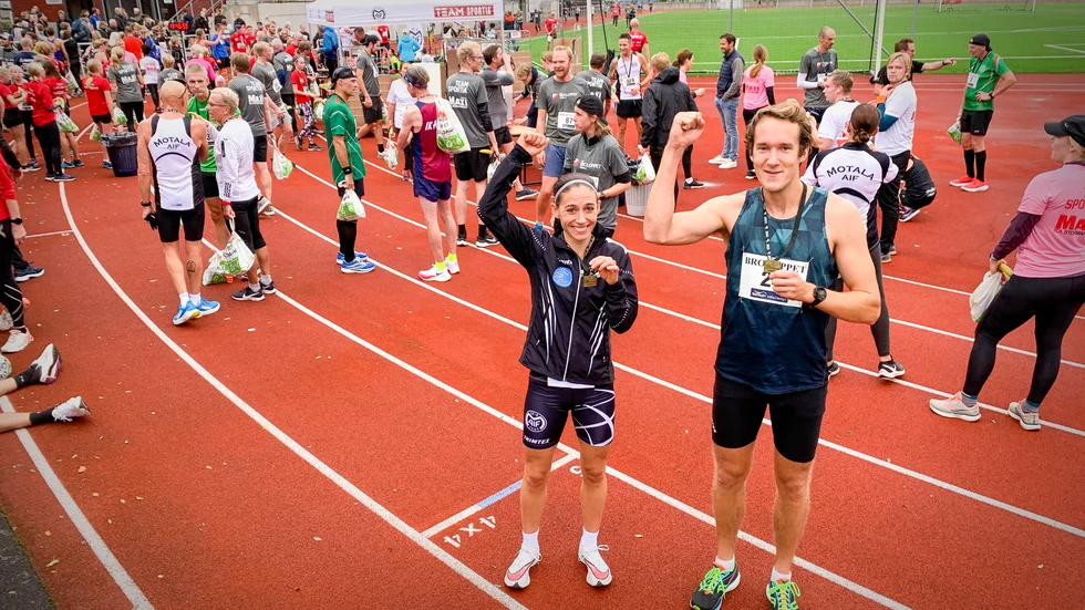 Damsegraren i femkilometersloppet, Johanna Eriksson, och herrsegraren i milloppet, Anton Frisk. 