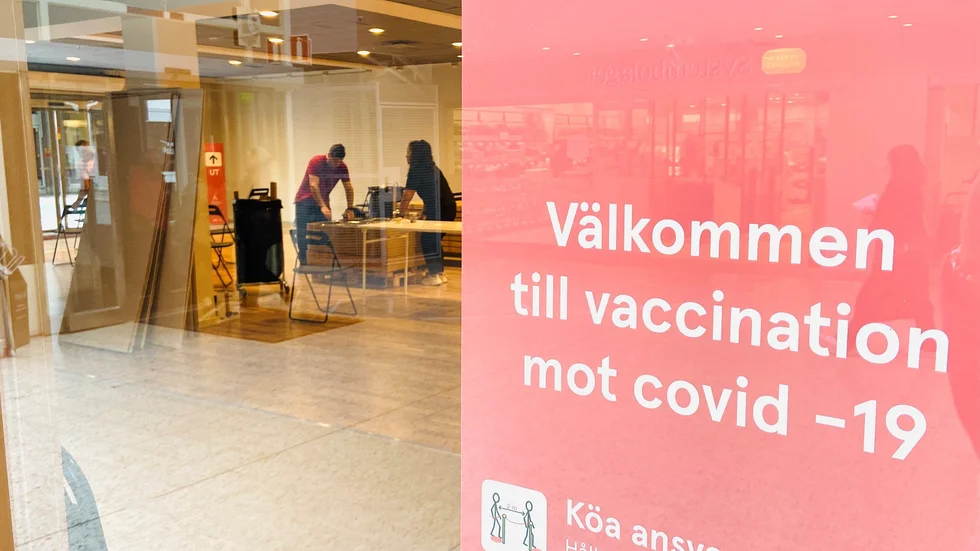 Att tvinga något att vaccinera sig är inte tillåtet. Men att ställa frågan går bra, anser åtminstone Eskilstuna kommun.