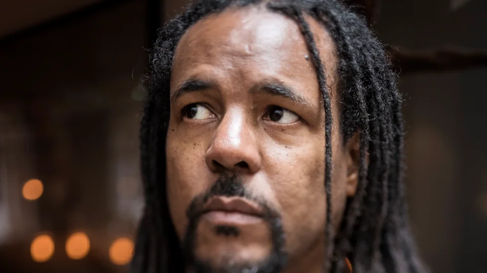 Colson Whitehead är en amerikansk författare bosatt i New York. Han fick sitt stora genombrott 2016 med romanen "Den underjordiska järnvägen", som i våras även blev en uppmärksammad tv-serie.
