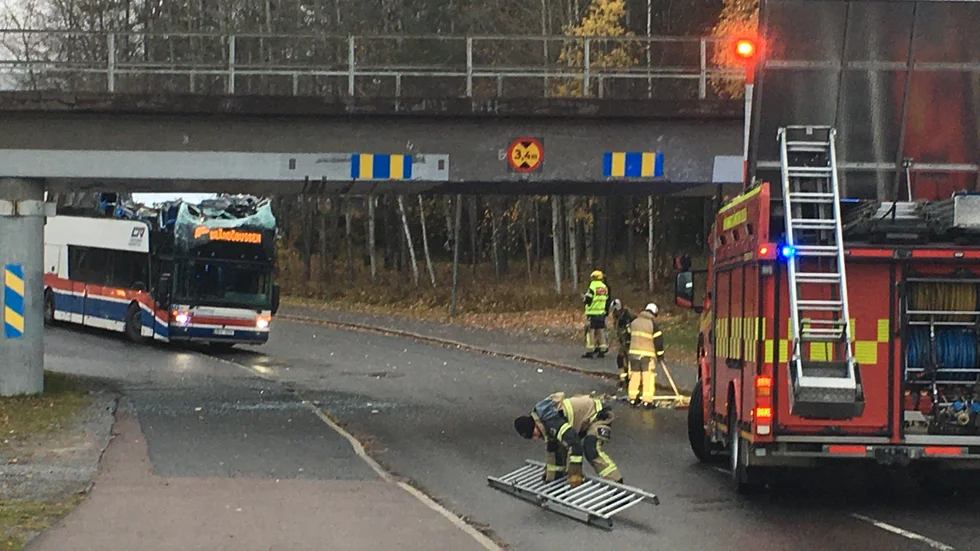 En buss har kört in i en viadukt i Luleå.
