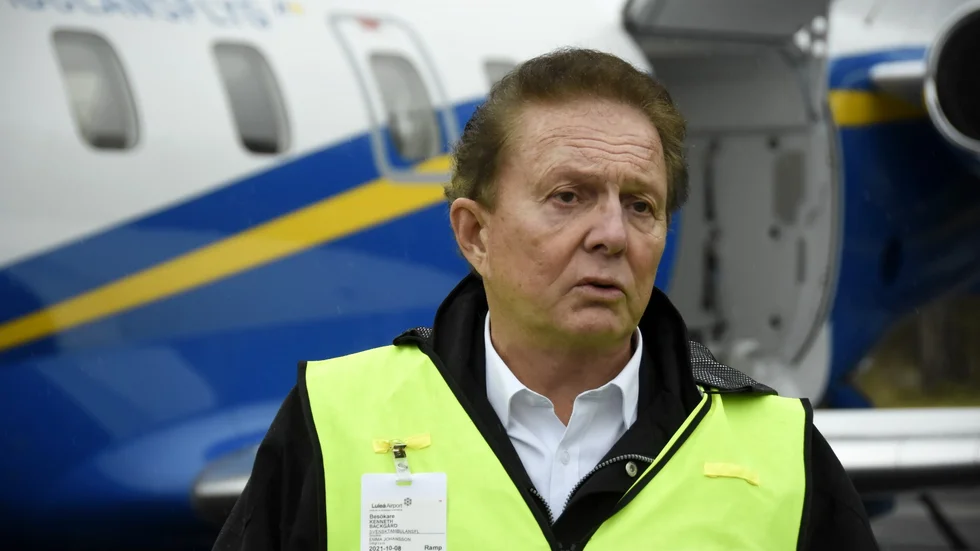 Kenneth Backgård vid visningen av ambulansflyget.