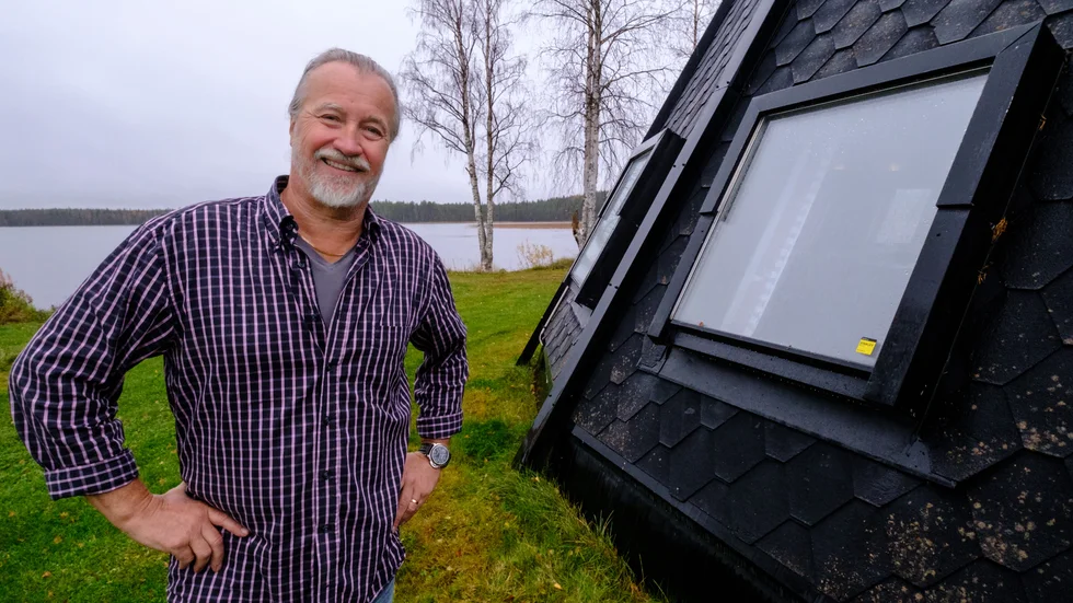 Anders Englund, ägare till Ebbenjarka, måste åtgärda brandskyddet i den norrbottensgård som ingår i anläggningen. Just nu får han inte ha övernattande gäster i gården. Arbetet med att rätta till brandskyddet pågår och ska vara klart innan anläggningen säljs, enligt Anders Englund.