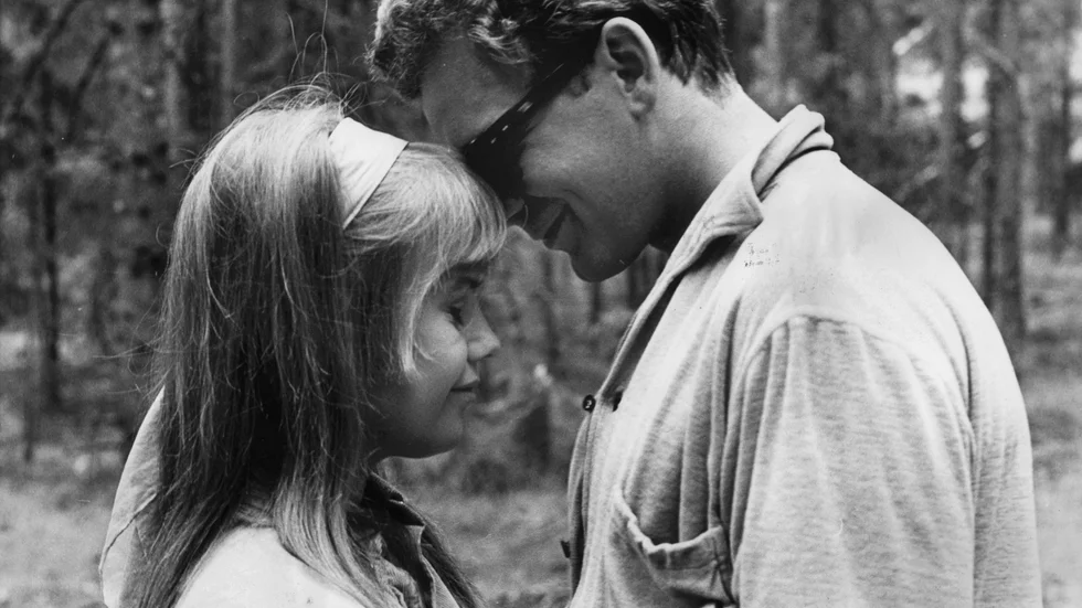 Krönikören Ida Stiller skriver om Paulina Sokolows recension av den aktuella dokumentärfilmen "Lena". På bilden Lena Nyman tillsammans med Börje Ahlstedt i filmen "Jag är nyfiken – gul" från 1967.