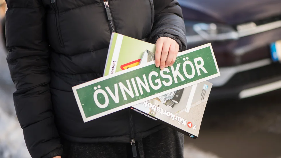 Trsöklarna till att ta krörkort måste sänkas menar debattörerna.