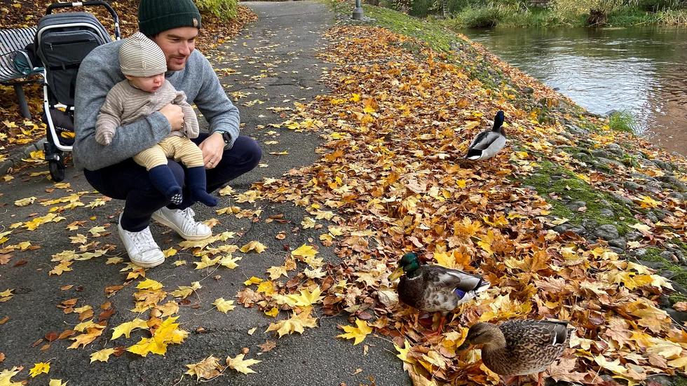 Joakim Källmark Reutherborg och hans tio månader gamla dotter Signe har bott i Nyköping sedan i somras. "Signe är van vid kylan. Hon är född i Mora och där är det lite kallare än här", säger Joakim.