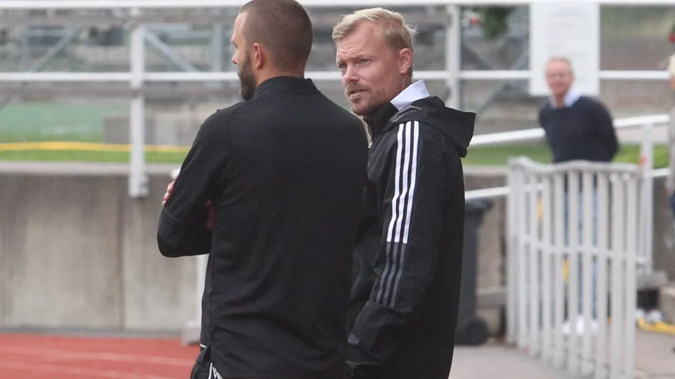 Martin Axén är inte behörig att träna Motala AIF om laget går upp till division 1. "Det kan finnas lösningar på det, men nu lever jag i nuet. Vi ska spela klart den här säsongen först", säger Maiftränaren inför slutspurten i division 2.