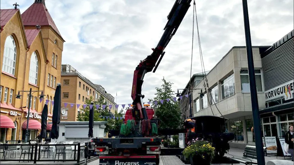 Tidigt på torsdagsmorgonen lämnade den gamla malmvagnen sin plats på Storgatan i Luleå.
