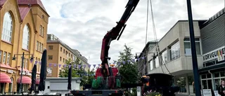  Tung pjäs lämnar Storgatan i Luleå