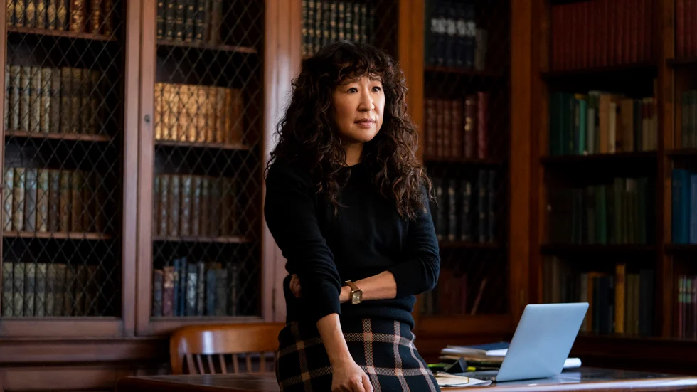Sandra Oh spelar Ji-Yoon i "The Chair" som blir den första kvinnan och ice-vita personen som blir chef för engelska-institutionen på ett prestigeuniversitet.