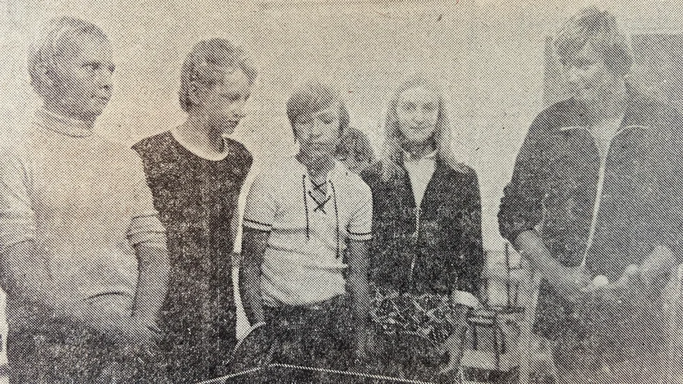 Bordtennisläraren Per-Inge Bergström visar servmomentet för från vänster Staffan Eriksson, Mats Blidh, Mats Björkman, Per Einar Fredin och Ann Nordensten.