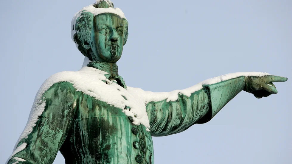 Likheten med hur Sverige sargades efter Karl XII:s framfart och hur vi idag tar på oss världens ok på våra axlar är slående, menar insändarskibenten.