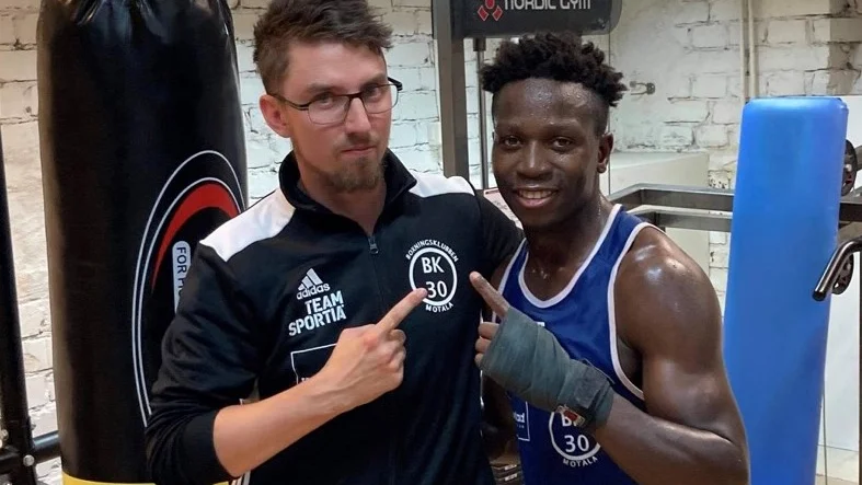 Alvin Warukaga och tränaren Daniel Samuelsson var nöjda efter ännu en seger för boxaren, nu i Djurgårdens tävling i Stockholm. 