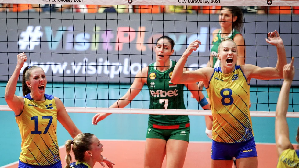 Sveriges volleybolldamer jublar under EM-åttondelsfinalen mot Bulgarien.