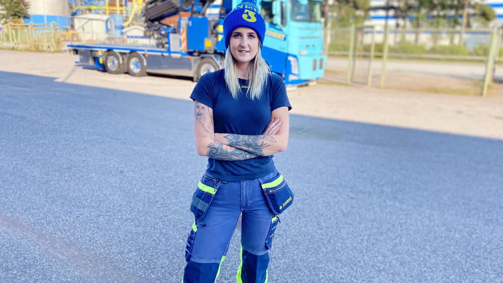 "Det finns säkert dem som är extremtruckers och jag känner väl inte att jag är en typisk trucker, men jag har blivit en kran-nörd så jag har väl levt mig in i jobbet", säger Amanda Kryeziu-Westin som är kranbilschaufför och med i tv-programmet Svenska truckers.