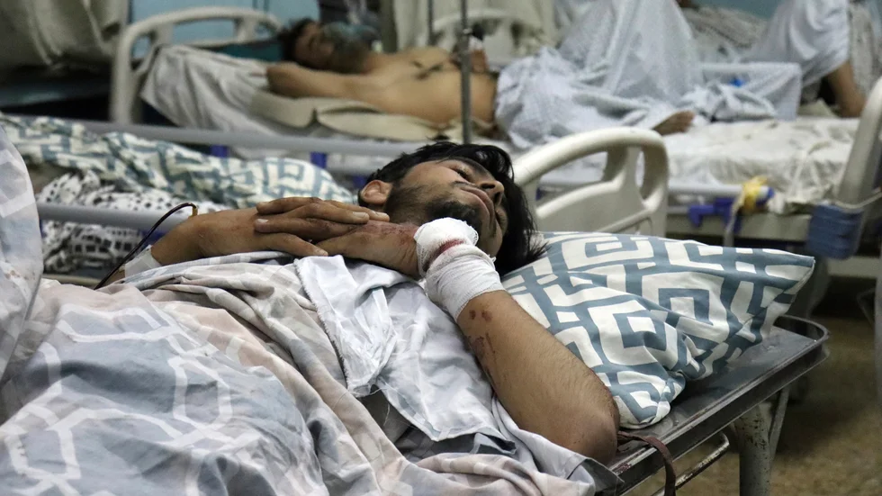 Skadade på sjukhus efter attackerna mot flygplatsen i Kabul.