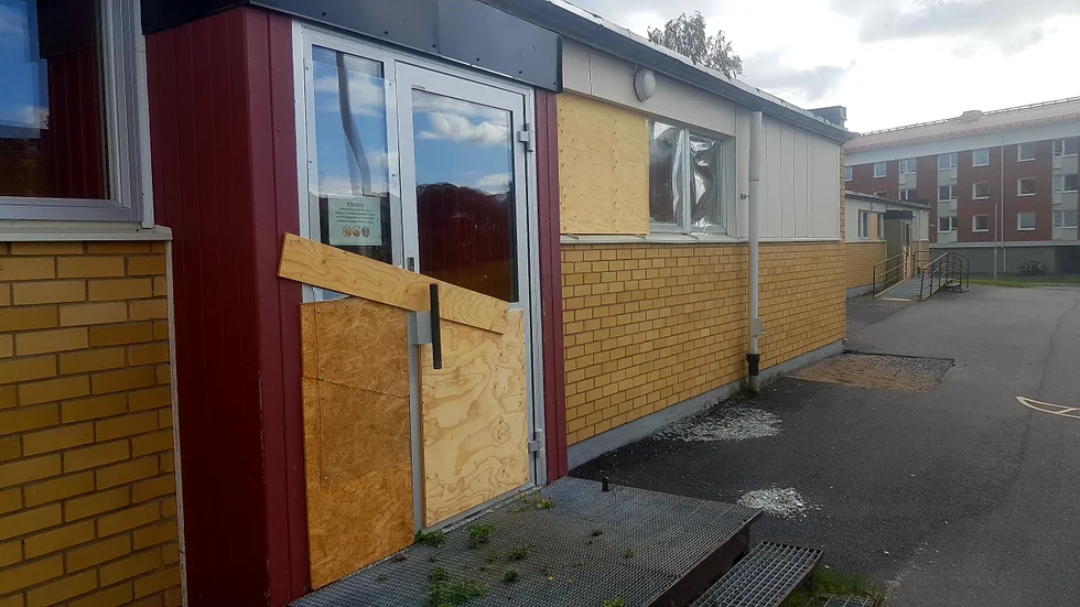 Munkebergsskolan har utsatts för skadegörelse i sommar. Elcentraler har förstörts som påverkat förskolan intill. Arbete pågår nu att separera elen från de två byggnaderna, därefter väntar rivning under hösten och förvintern.