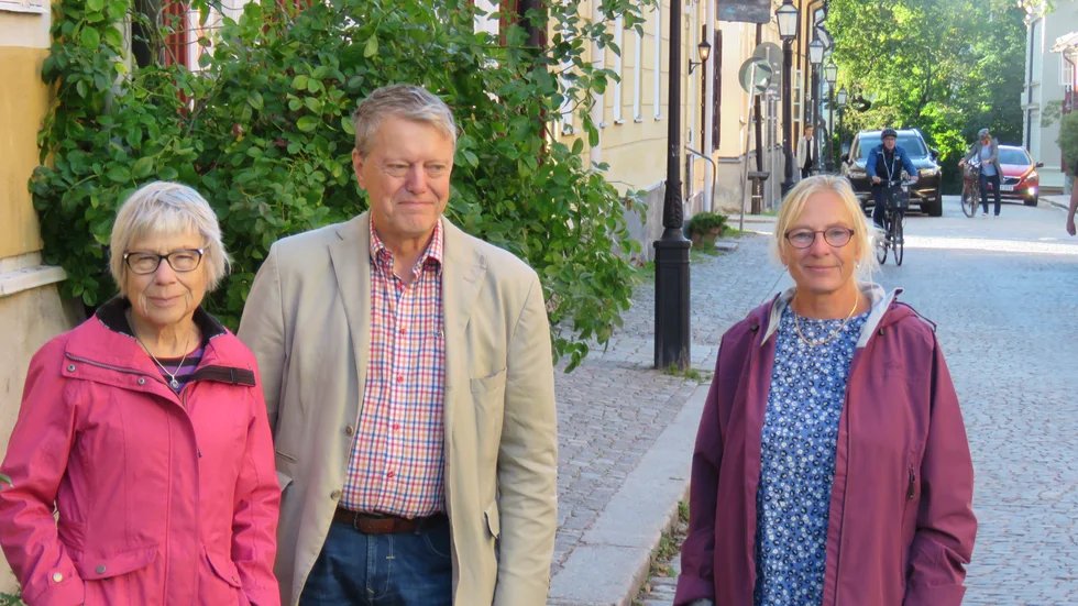I år är det 50 år sedan Öfre Slottsgatans byalag bildades när flera av de nedgångna byggnaderna hotades av rivning. Från vänster Maria Wold-Troell, Leif Lyttkens och Marie-Louise Aarflot.